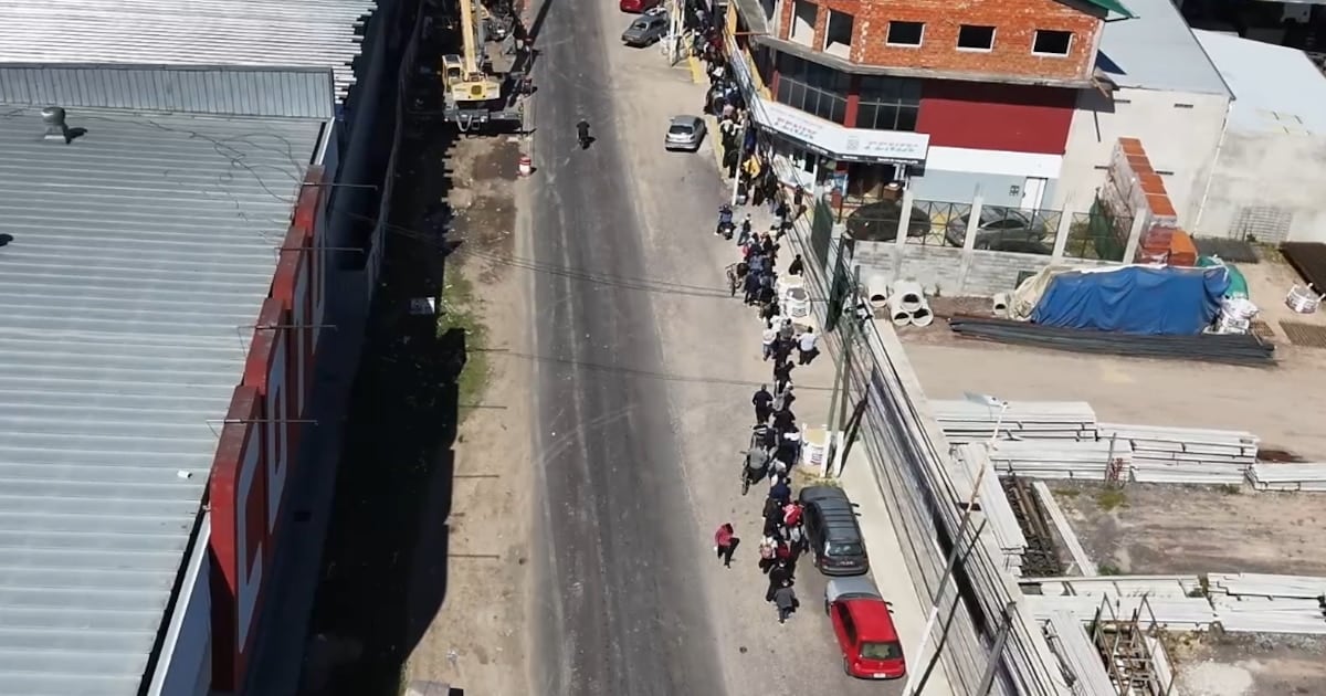 En Ezeiza, una convocatoria para 40 vacantes reúne a cientos de en una fila de más de diez cuadras y expone la precariedad estructural del mercado laboral