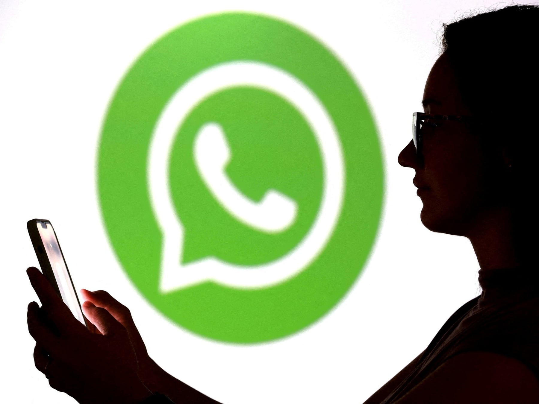 WhatsApp en cuatro pantallas: cómo saber si alguien más lee tus chats y cómo cerrarle la puerta