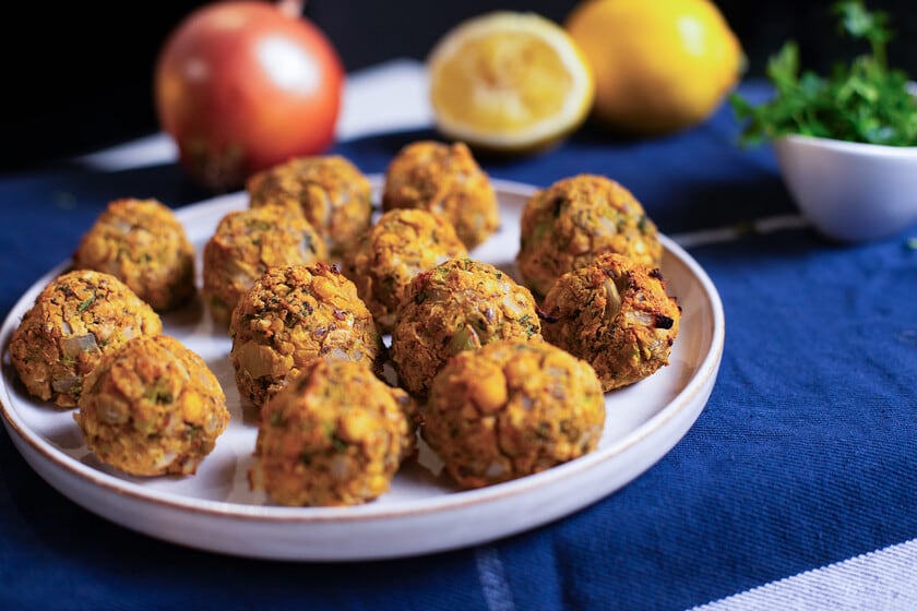 Bolitas veganas de garbanzos y brócoli para una cena práctica