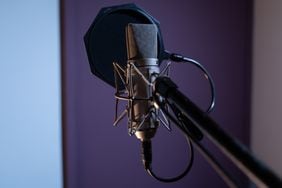 Relatos de la Noche lleva el terror en audio a Disney+