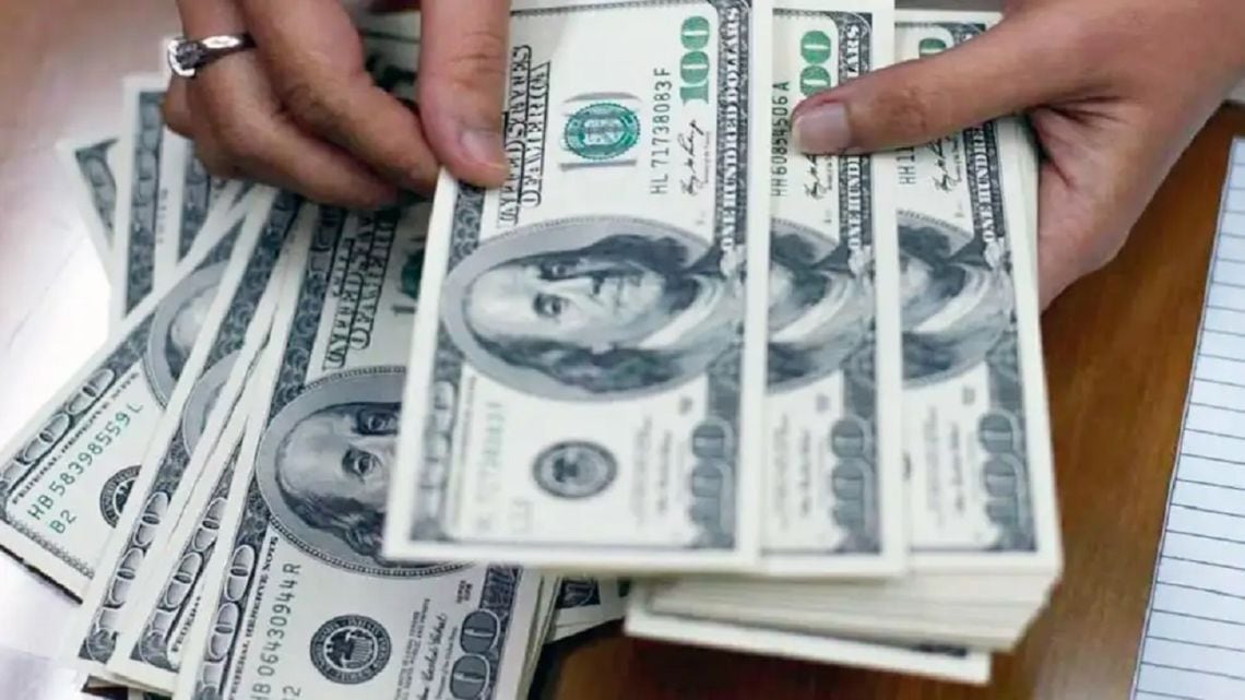 El dólar minorista alcanzó $1.550 y redujo la brecha con el blue al 2,5%