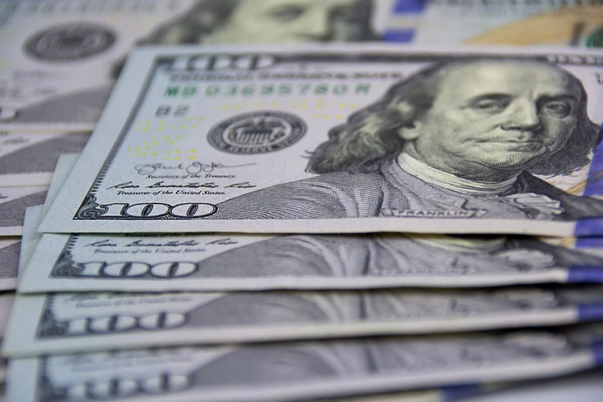 El dólar queda en $1.550 y la brecha con el blue se mantém en $10
